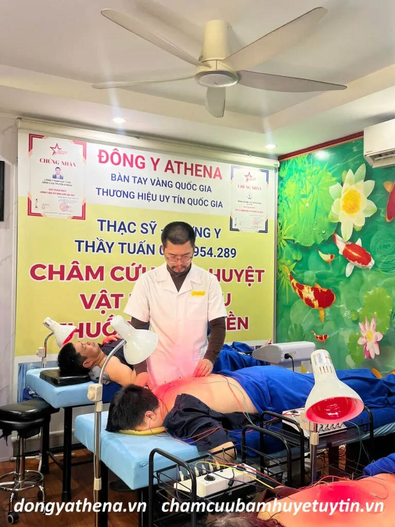 Ảnh 4: ThS. Lương y Phạm Đức Tuấn thực hiện Kỹ thuật Vô Thống Châm hay thiền châm không đau tại Athena